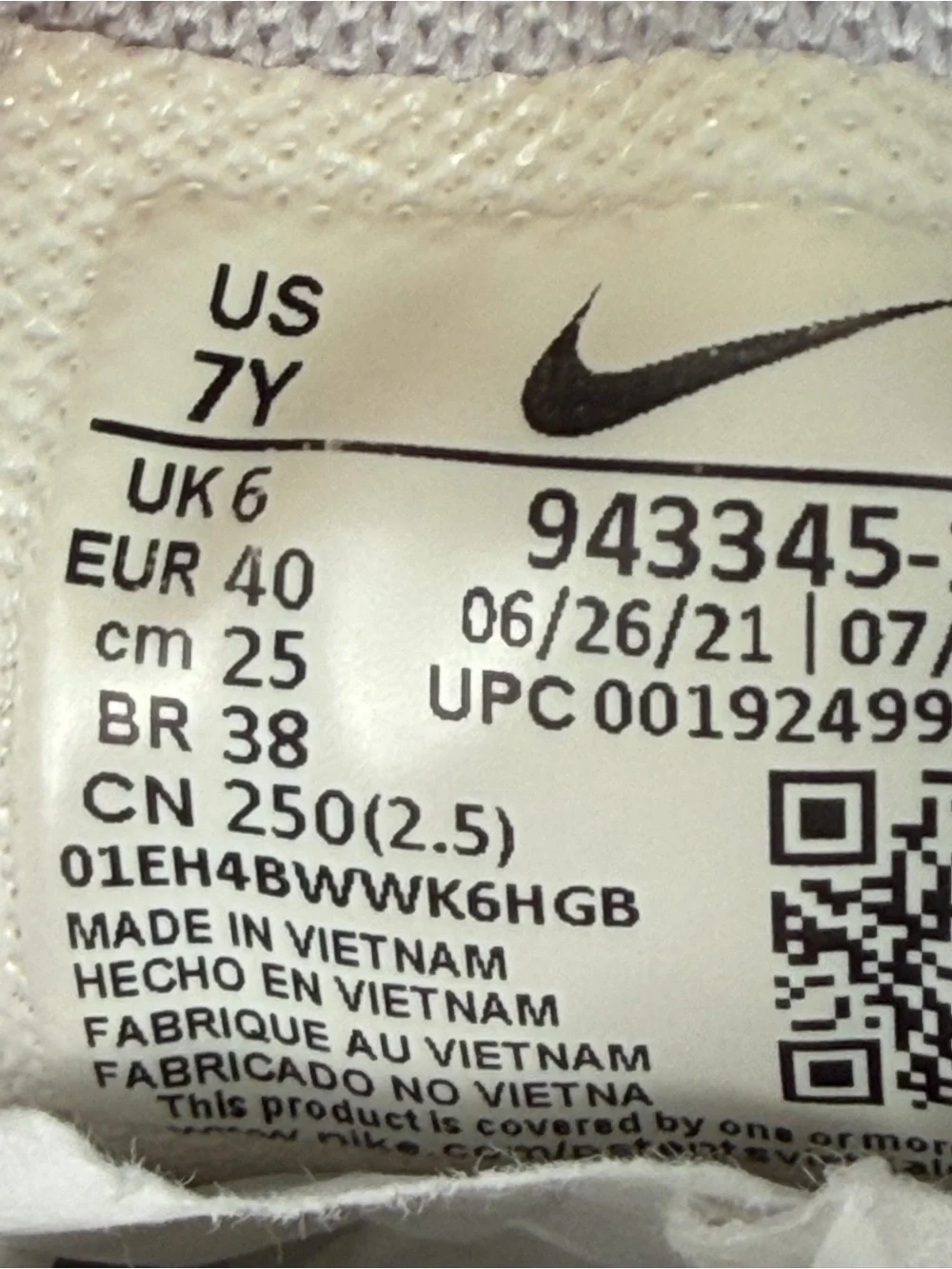 Nike Air Max 270 sneakers in a light bone, white color way size 7Y